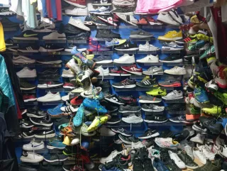 Camisetas de fútbol y zapatillas como nuevo marco