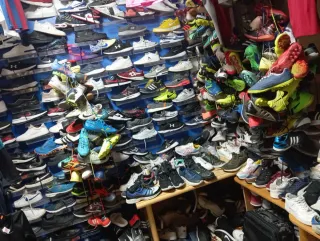 Camisetas de fútbol y zapatillas como nuevo marco