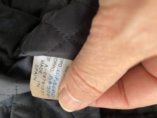 Cazadora de piel negra con cuello