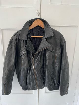 Cazadora de piel negra con cuello