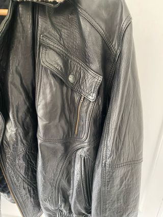 Cazadora de piel negra con cuello