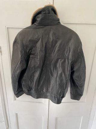 Cazadora de piel negra con cuello