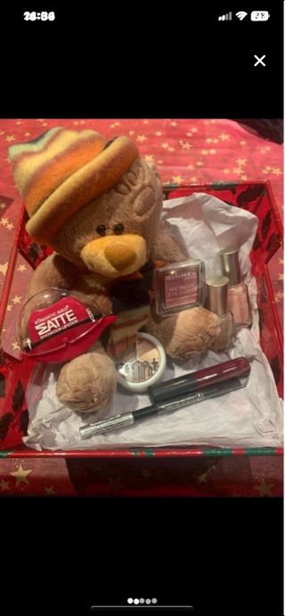 Cesta  peluche y cosméticos nuevos