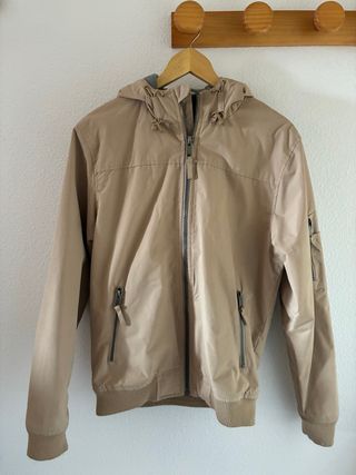 Cazadora beige con capucha