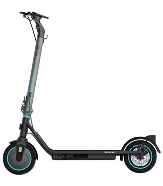 Patinete, casco y soporte para móvil