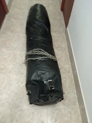 Saco de boxeo negro con cadena