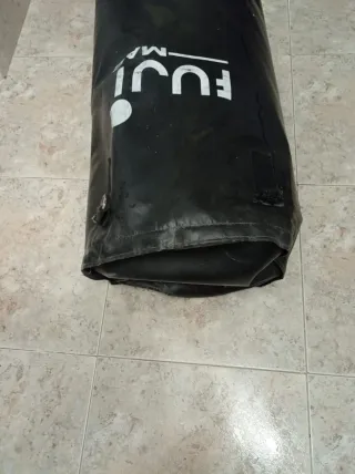 Saco de boxeo negro con cadena