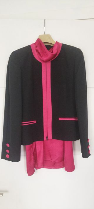 Blusa raso fucsia sin mangas