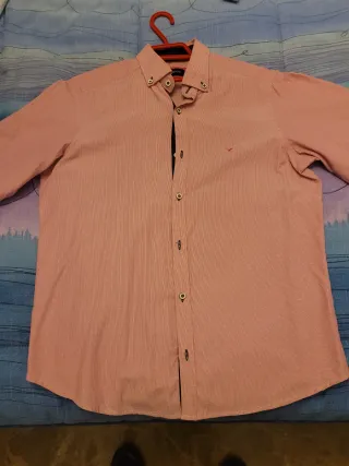 Camisa rosa con rayas finas