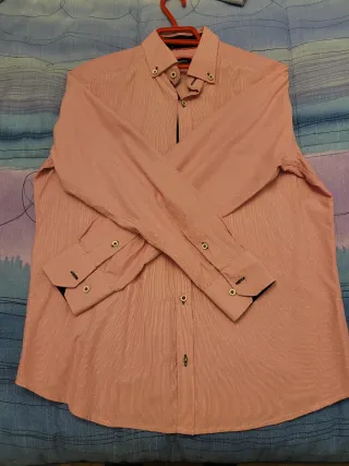 Camisa rosa con rayas finas