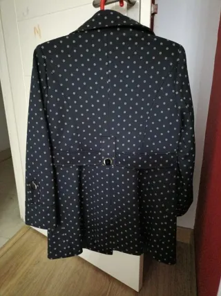Gabardina azul mujer lunares