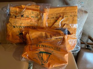 Chaqueta impermeable naranja