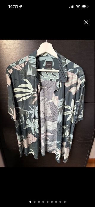 Camisa estampada verde y multicolor, chalecos