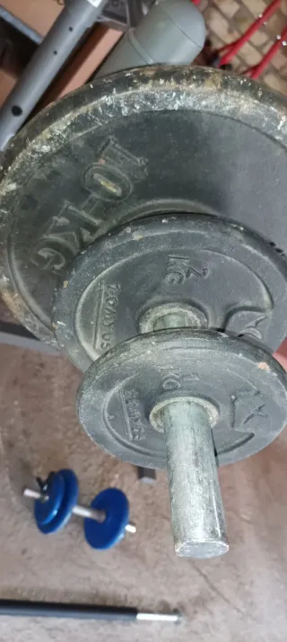 Banco de pesas, barra y mancuernas