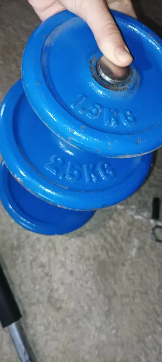 Banco de pesas, barra y mancuernas