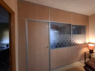 Mampara divisoria madera y cristal