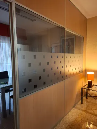 Mampara divisoria madera y cristal