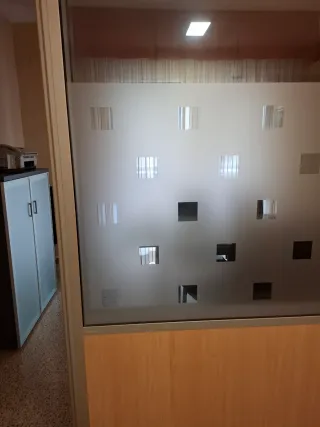 Mampara divisoria madera y cristal