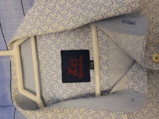 Camisa estampada azul y blanca