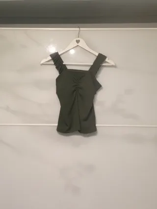 Top verde militar con fruncido