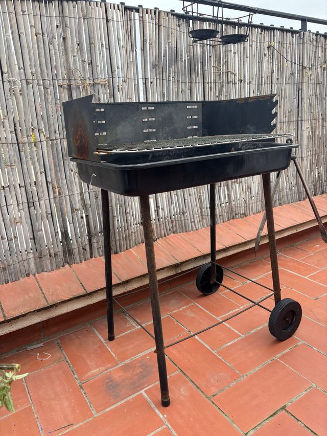 Barbacoa Negra con Ruedas