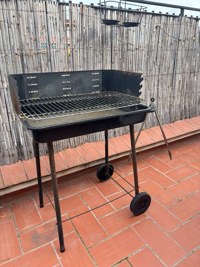 Barbacoa Negra con Ruedas