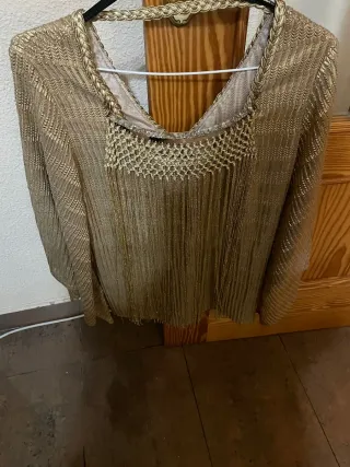 Camiseta dorada mujer con flecos. Manga japonesa