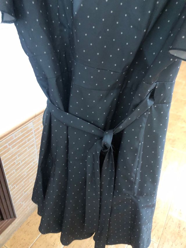 Abito blu con pois bianchi