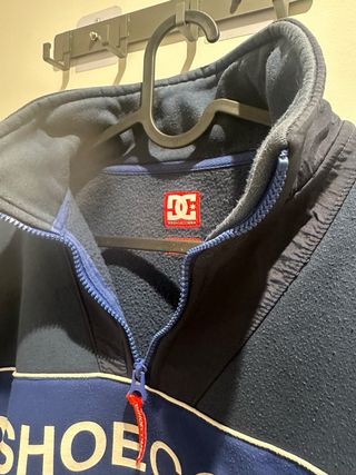 Jersey DC Shoes Azul y Blanco Talla XS.
