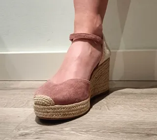 Alpargatas cuña rosa con hebilla