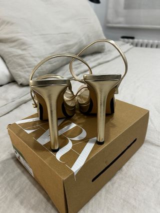 Sandalias doradas tiras Zara T39