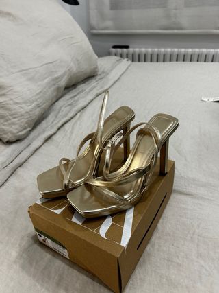 Sandalias doradas tiras Zara T39