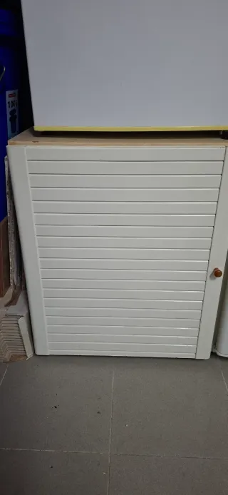 Mueble blanco con puerta enrollable