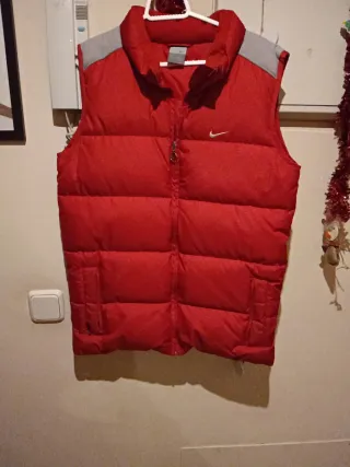 Chaleco Nike de plumas rojo y gris