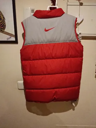 Chaleco Nike de plumas rojo y gris