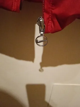 Chaleco Nike de plumas rojo y gris