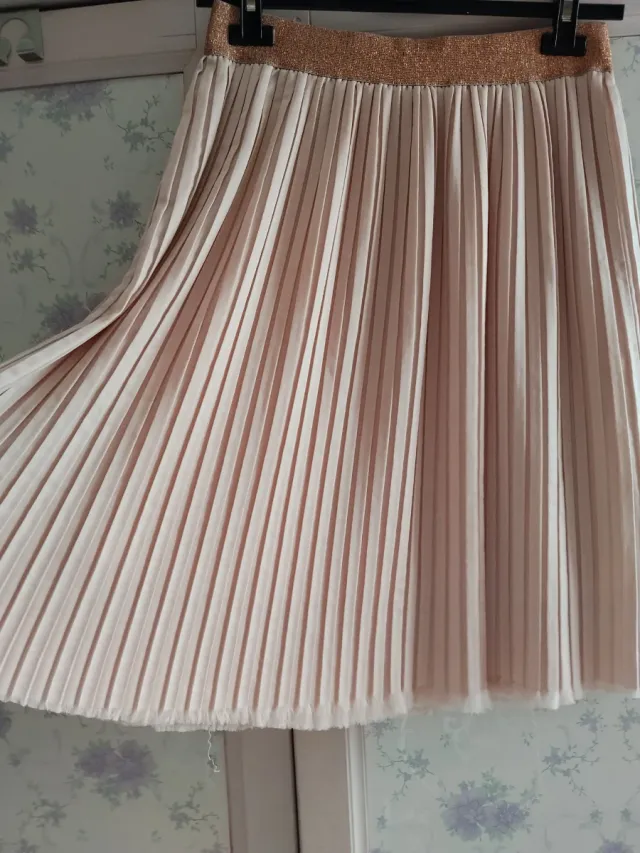 Falda plisada rosa y dorada
