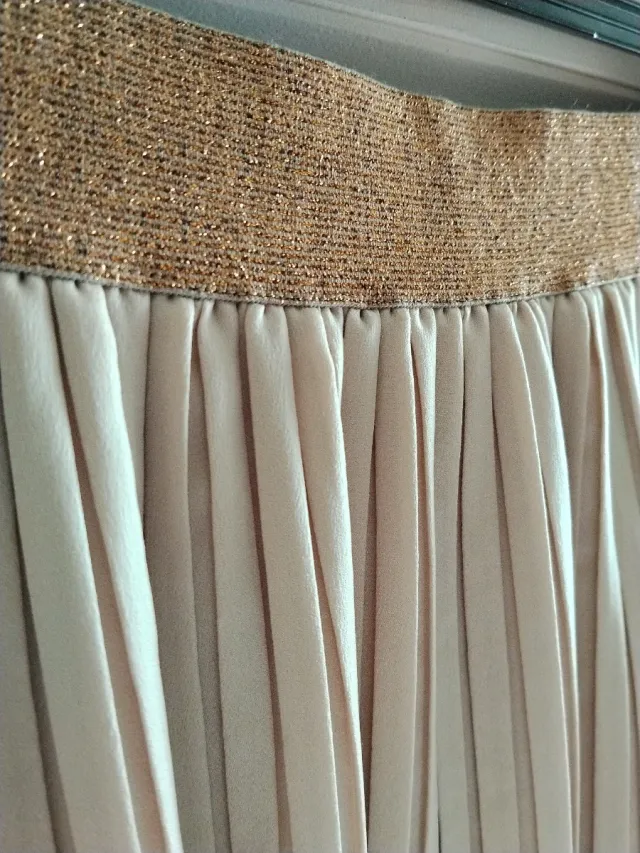 Falda plisada rosa y dorada