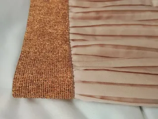 Falda plisada rosa y dorada