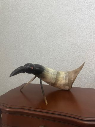 Figura de pájaro de cuerno