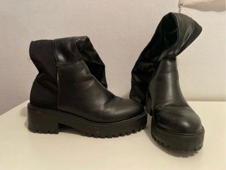 Botas altas Pull&Bear negras.