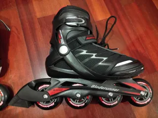 Patines en línea negros y rojos