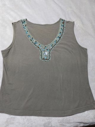 Top sin mangas con pedrería