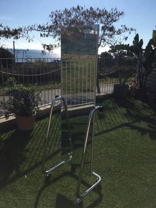 Splendido specchio a figura intera con ruote