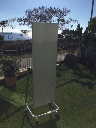 Splendido specchio a figura intera con ruote