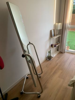 Splendido specchio a figura intera con ruote