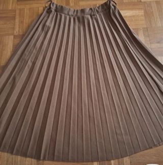 Falda plisada marrón