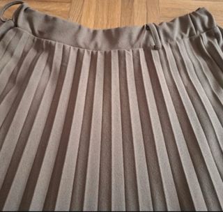 Falda plisada marrón