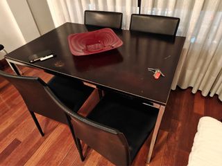 Tavolo da pranzo e 4 sedie inclusi