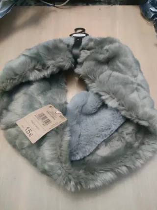 Cuello de pelo gris mujer